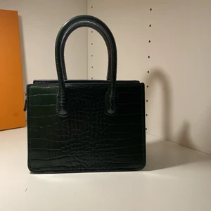 HM Väska  - Liten smidig Väska telefon får plats, mörkgrön med guld  kedja till 