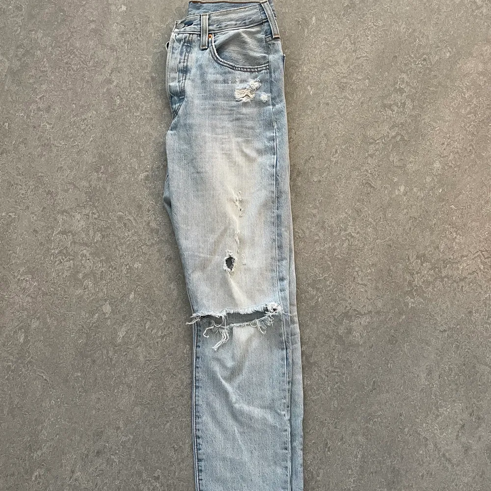 Insydda Levis, org stl W27 L32, nu W26 L30. Avklippta på längden och passar perfekt på mig som är 170cm. . Jeans & Byxor.