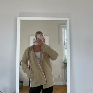 Jacka  - Snygg beige jacka från Jack & Jones i strl L men passar dem flesta strl beroende på önskad passform. Säljs för 120kr + frakt!