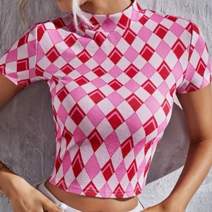 T-shirt - T-shirt från shein! Helt ny och oanvänd! säljer då det inte är min stil! slutsåld på hemsidan :)