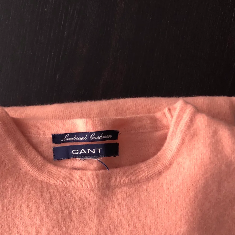 Rosa långärmad tröja från Gant. Storlekslappen är bortklippt men skulle säga att den är en xs. I använt skick💓. Tröjor & Koftor.