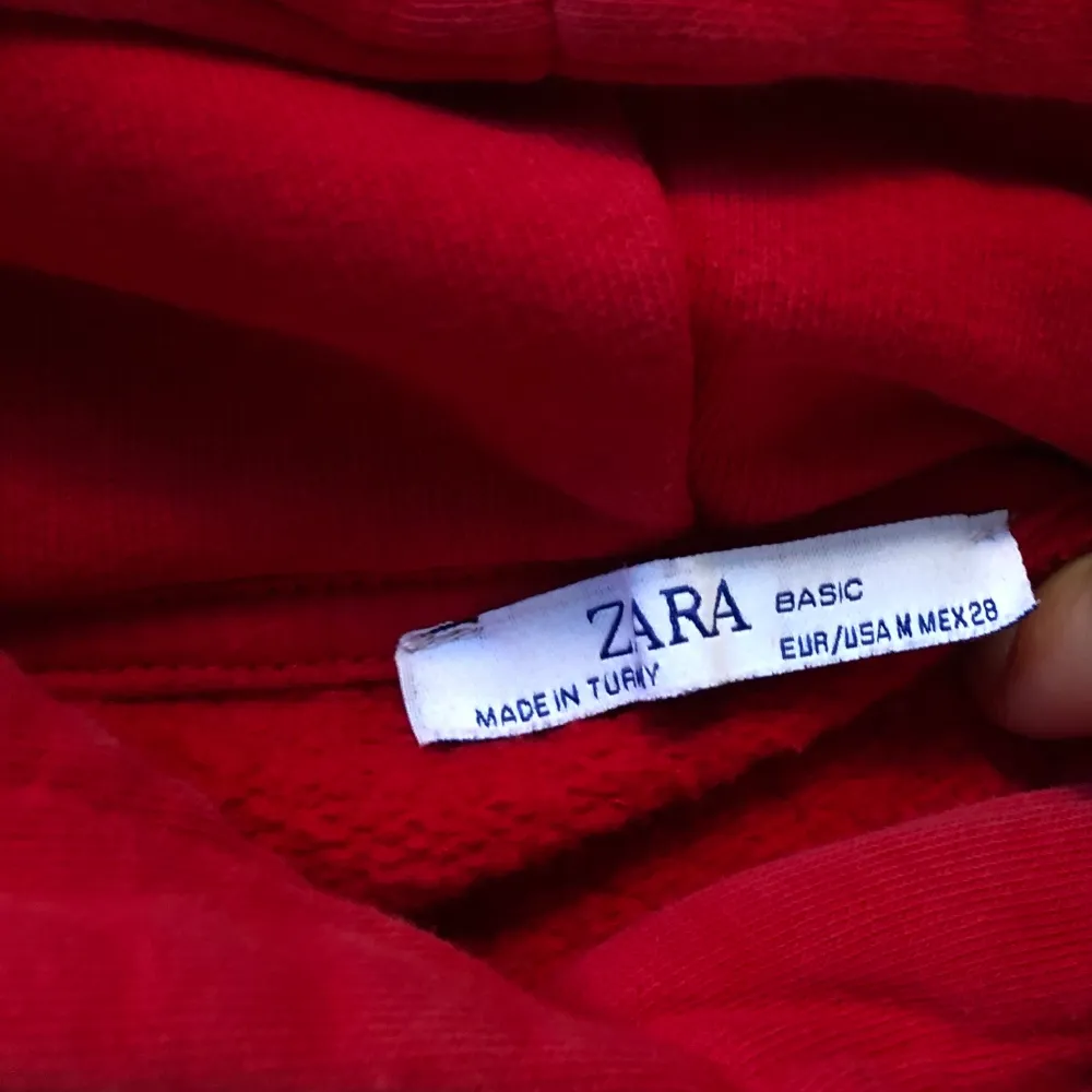 Röd lite kortare hoodie från Zara. Superfin och mysig och vådligt fin luva. Väldigt mysigt material.. Hoodies.