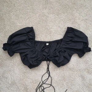 Svart topp stl S - Säljer denna svarta toppen i stl S. Aldrig använd. Köparen står för frakten. 🖤