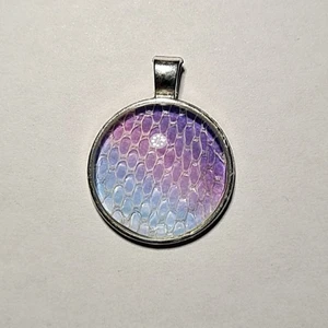 Berlock gjort på ormskinn, majsorm  - Historia, ömsat ormskinn bevarat i smycken!  På Tales Of Scales görs smycken på ömsat skin, i detta fallet från en majsorm! Checka in @tales.of.scales.swe på instagram för törre utbud. Btw. Frakten är 15kr, ej 39kr som Plick säger :)