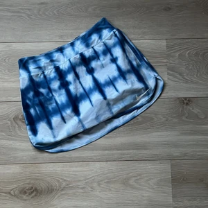 Nike kjol - Fin Nike kjol som jag använt cirka 5 ggr. Fin och en lite tajtare modell. Storlek xs vilket jag även skulle säga stämmer💕