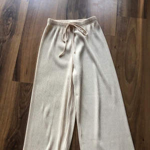 Ribbade, tunna sommarbyxor - Säljer dessa byxor som tyvärr är för korta för mig. Passar nån som är runt 1.60. Formar kroppen väldigt fint!