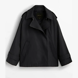 Massimo Dutti - Intressekoll på min Massimo Dutti jacka. Den är verkligen super snygg men har så många jackor så den kommer inte till användning ☹️☹️ Knappt använd😇 nypris: 1600kr