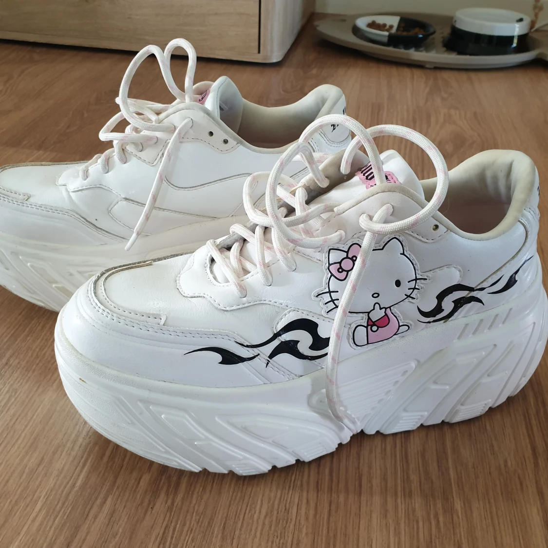 Hello Kitty bershka platåsneakers