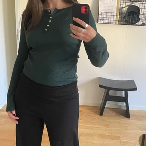 Grön Zara tröja med knappar - Säljer denna super fina gröna tröja från Zara💚 Den är i storlek M och i bra skick. Köparen står för frakt på 52kr📦🤍