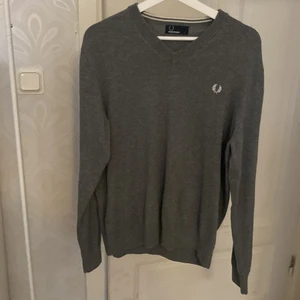 Tröja/Pullover från Fred Perry - Köpt i höstas aldrig använd! Köptes för 899kr, säljs nu för 100kr! Storleken är L, passar definitivt någon med storleken M.