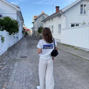 Linnebyxor ☀️ - Säljer dessa linnebyxor då de är för små för mig, jag är 166 cm och storleken är i S! 😇 Lånad bild men kan skicka egna bilder! :) 