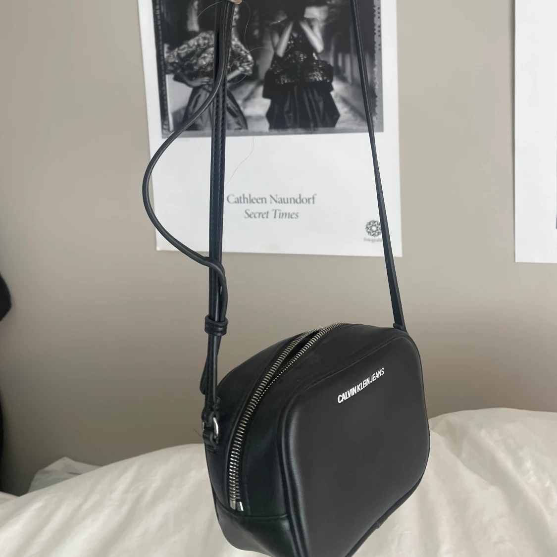 Söt liten svart Calvin Klein väska