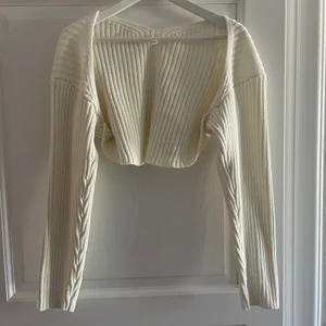 Ribbastickad Bolero - Vit ribbstickad kofta/bolero i strl S. Använd en gång. Frakt ingår ej i priset💗
