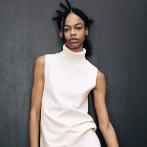 strl:xs - säljer denna supersöta stickade västen från Lindex, kommer tyvärr int till användning! Använd fåtalsgånger så i bra skick💕skriv för fler bilder✨