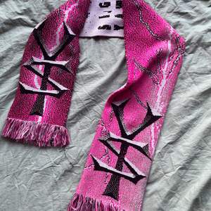 Oanvänd halsduk, super cool och från märket sighyawn:))<3
