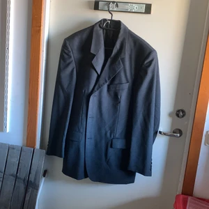 Kostym  - En fin kostym med kavaj och tillhörande byxor.