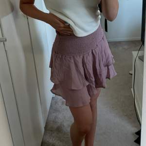 Volang kjol med en smock i midjan i en dammrosa/lila färg, säljer då jag fick hem fel färg!💕40+51 i frakt