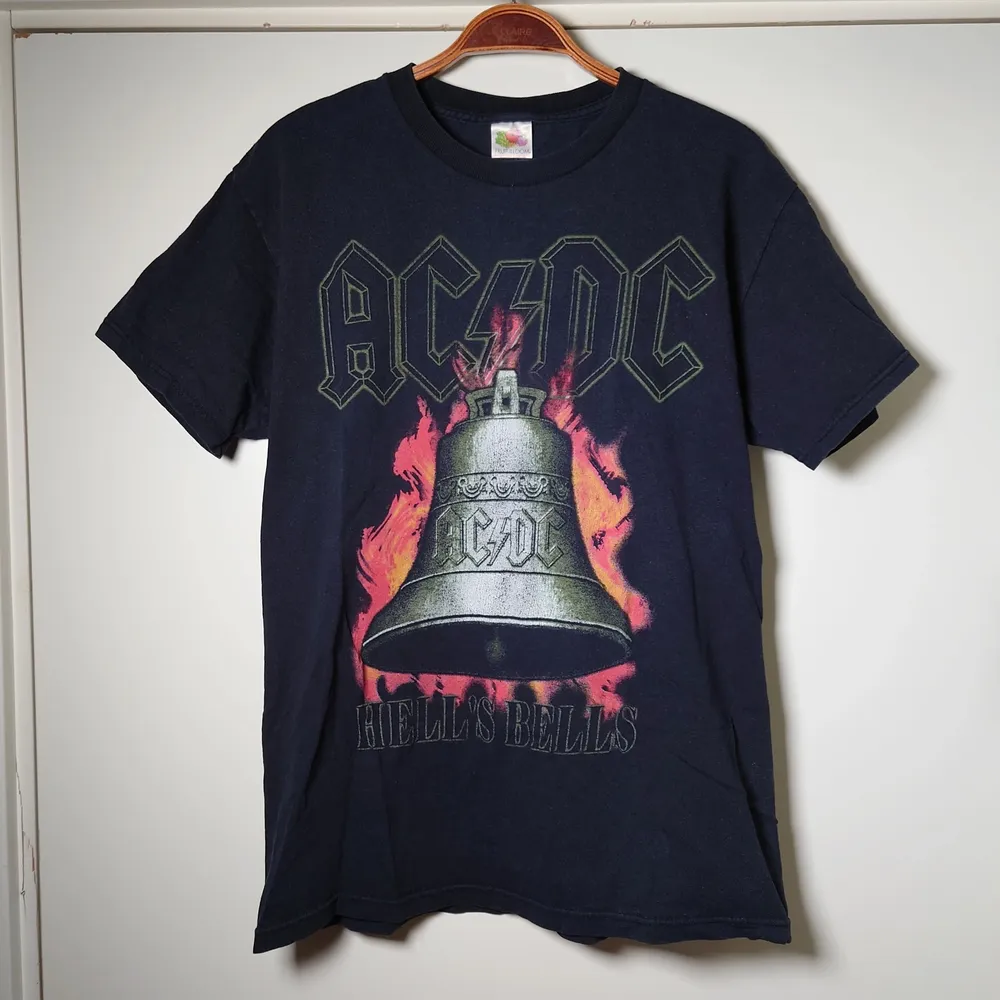 T-shirt med AC/DC-tryck på fram- och baksida. Liten hål nere på ryggen som syns på sista bilden🌱. T-shirts.