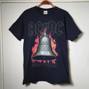 T-shirt med AC/DC-tryck på fram- och baksida. Liten hål nere på ryggen som syns på sista bilden🌱