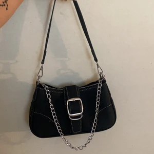 Väska - Jättefin handväska. Använd en gång på bilden. Två stycken axelband som går att ta av om man vill. Det går även att sätta ihop axelbanden så att det blir ett enda långt. Lite ”mocka” material typ💕