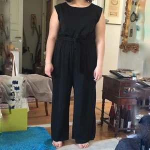 Svart onepiece storlek XL - En svart onepiece storlek XL. Väldigt stor och lång så passar nog också XXL, och någon som är ca 165 cm. Helt ny och därmed i jättebra skick. Skönt material och perfekt för en fest. Pris kan diskuteras. Frakt ingår ej