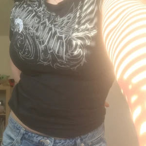 T Shirt - Skitsnygg T-shirt med tryck som tyvärr inte kommer till användning ☺️ står storlek L i tröjan men passar många olika storlekar beroende på hur man vill att den ska sitta 