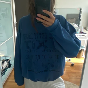 Hoodie med tryck - Säljer denna as balla sweatshirt köpt på humana i malmö. Jätte fin men den kommer tyvärr inte till andvänding. Skulle säga att den passar xs-m. Jag är en S och den sitter lite overzised på mig❤️❤️