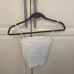 Vit Gina linne i storlek xs  - Jättefint linne från ginatricot som tyvärr har blivit för litet för mig 