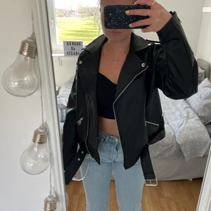 Skinnjacka - OANVÄND skinnjacka(inte äkta skinn såklart!) från nelly.com i storlek 34, lappar och allt sitter kvar!!! Köparen står för frakt💖🫶🏽