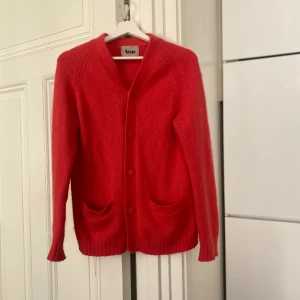 Rosa Acnekofta med klädda knappar - Behöver tvättas och avnoppras. Inga fel på den för övrigt. Stor i storleken, XS, oversize. Mjuk och mysig men färgen funkar inte på mig.
