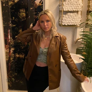 Brun skinnjacka - Säljer min skitsnygga, bruna skinnjacka från WHO WHAT WEAR🧸🧸I nyskick, använd ksk 1 gång. Passar bäst en XS-S. Originalpris 1.800kr. Frakt ingår inte i priset. 