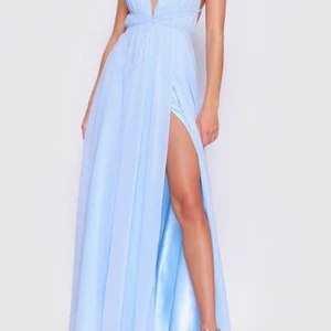 BALKLÄNNING  - Säljer denna super fina balklänning från youmefashion som är helt oanvänd, säljer pågrund av att jag ångrar mig och vill ha en annan färg! Storlek 38 men passar både större och mindre eftersom att banden är justerbara!, nypris är 1900kr 