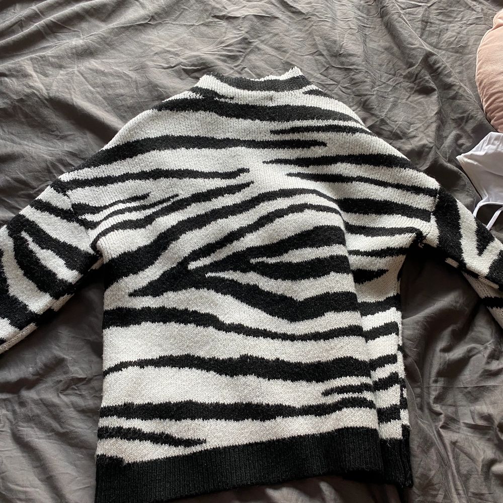en stickad zebra tröja i sååå skönt material! köpt för 500. Tröjor & Koftor.
