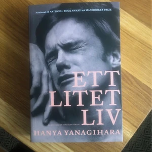 Pocketversion av ”Ett Litet Liv”  - Oläst pocketversion av boken ”Ett litet liv” skriven av Hanya Yanagihara, svensk översättning. Köpt för ca. 1 år sedan, men då mitt eget intresse för att läsa boken har försvunnit säljer jag den till någon som vill läsa den! OBS: Kolla triggervarningar innan ni läser boken då den innehåller många grafiska scener som kan vara bra att ha koll på innan ni väljer att läsa den. Köparen står för frakten och betalning sker via Swish!