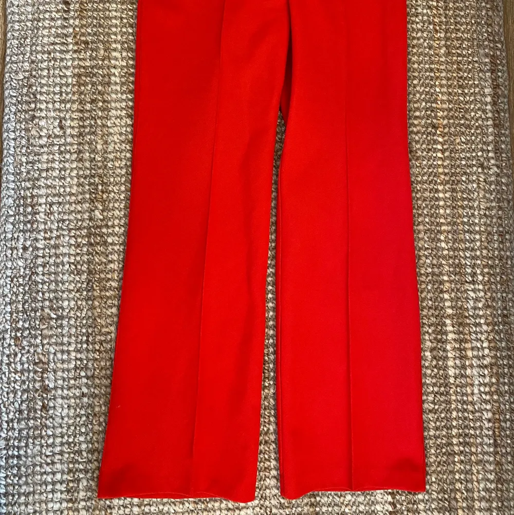 Mycket snygga röda kostymbyxor! Materialet är en blandning av ull och polyester. Bra skick.. Jeans & Byxor.