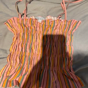 Linne från other stories  - Säljer detta otroligt fina linne från & other stories, storlek 36 men passar även en 34! Super fint verkligen