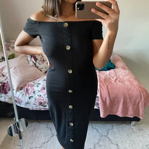  klänning  - Fint skick, skönt material och går att ha både off shoulder och vanligt ❤️