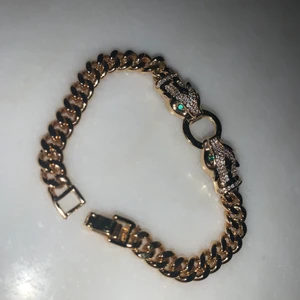 Armband guldigt - Armband med Leopard huvud? Jättefint iallafall, det skiner mycket. Helt nytt aldrig använt endast testat. 