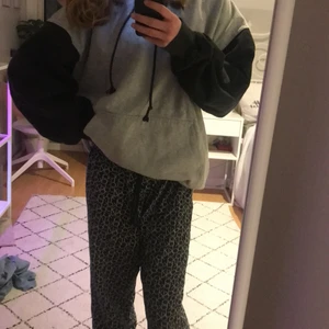Grå/svart hoodie - Grå hoodie med svarta armar och svart luva. Jättemysig och skön. Jag är 162, den är lite stor för mig och gick bara att köpa i en storlek så kunde tyvärr inte byta till en mindre storlek. Kommer sälja för 200 exklusive frakt.