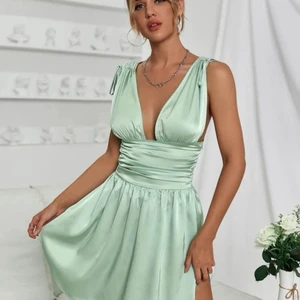 Klänning - En skitsnygg grönaktig klänning i sidenmaterial. Tyvärr för stor vid brösten så den sitter inte bra på mig tyvärr. Säljer för 150kr. Storlek S!😊😊😊