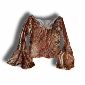 70tals tröja☀️🌸 - Jättefin 70tals tröja i stretchigt material och med slits på armarna, som dessutom är utsvängda ❤️ har varken prislapp eller storlek, men passar som en s/m. I gott skick!