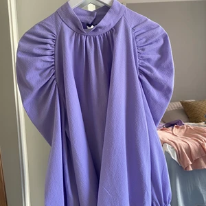 Blus Weekday - Lila blus med puffärm från Weekday