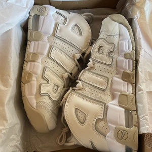 Nike Uptempo Beige - Säljer dessa skitsnygga oanvända uptempo Nike pga fel storlek! Kan mötas upp i Göteborg men annars står jag för frakten. Skon är normal i storlek och färgen stämmer överens med bilderna. Slut på diverse sidor i denna storlek! Kommer i orginalbox köpt i London 2022! 