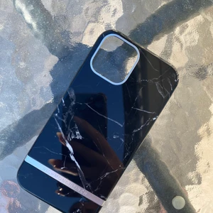 Richmond and Finch skal till iPhone 11 - ✨Bra skick aldrig använd då mina föräldrar köpte fel✨ Plasten är kvar på insidan men har ej förpackningen☺️ Ny pris   349kr priset går att diskutera😊 köparen står för frakten✨