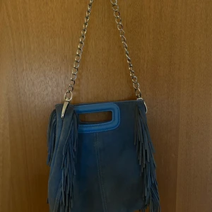 Maje väska - Säljer nu min jätte coola maje väska som jag tyvär inte använder så mycket!💞väskan har lite defekter som du kan se på sista bilden, där av priset💕💞 den är i den stora modellen och båda banden följer med! 💗 möts helst upp! (Stockholm)💖💗