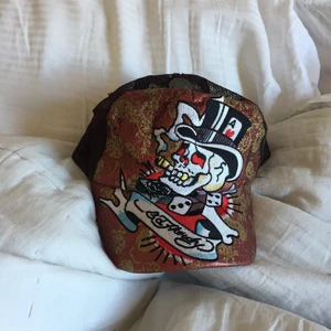 Fake ed Hardy keps  - En fake ed Hardy keps i fint skick, jätte coola detaljer! Skön och man kan spänna den till olika storlekar 💥❤️