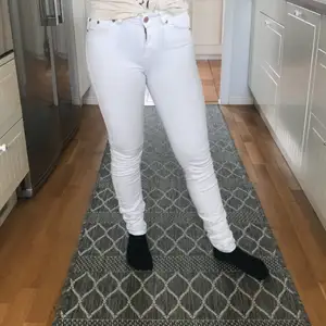 Tajta vita jeans från Gina tricot i modellen Lisa. De är ganska lågmidjade och inte så stretchiga. Finns inga tecken på skador. Frakt ingår 