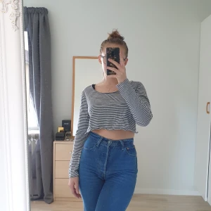Randig långärmad croptop  - Avklippt, går  över naveln. Tunnt tyg. Står L, men passar mer S/M