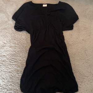 Säljer min svarta klänning från vila i storlek 36, väldigt fin knappt använd, säljer för 120kr + frakt 66 ( spårbar )❤️