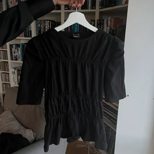 Topp - En söt topp från Gina Tricot i storlek m, passar S också 💕 aldrig använd!